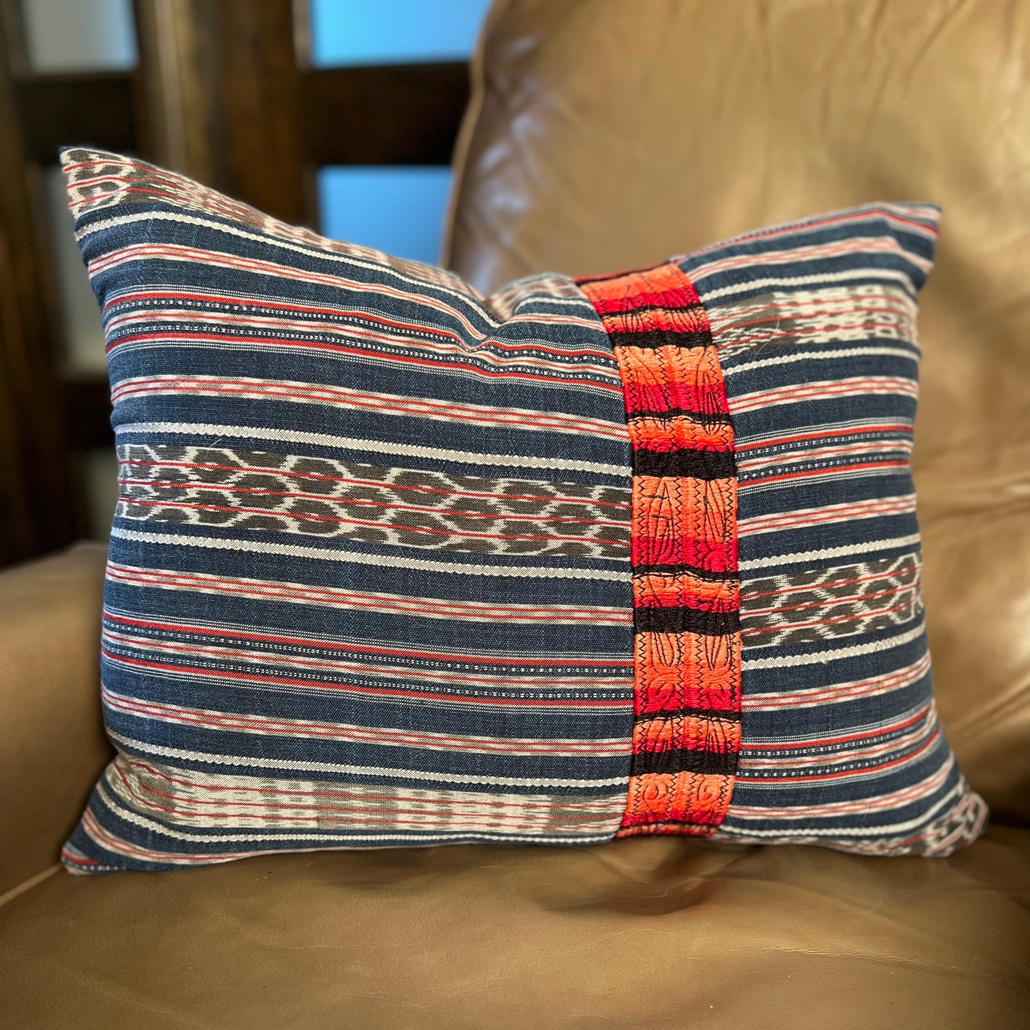 Corte Pillow - Intertwined