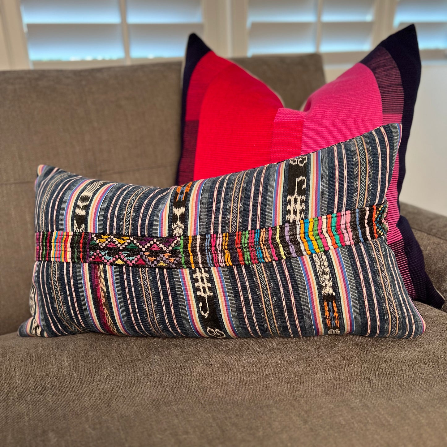 Corte Pillow - Intertwined