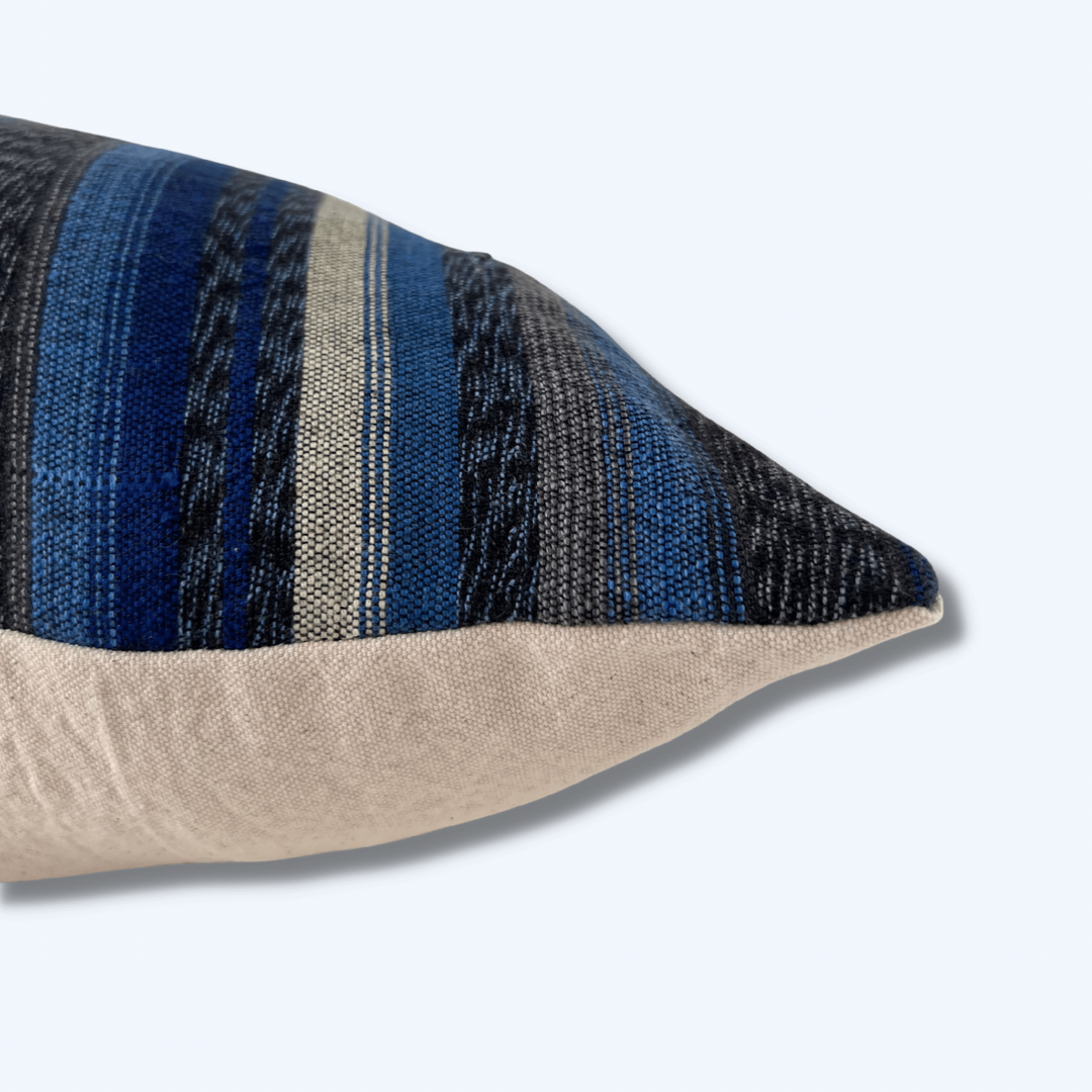 Corte Pillow - Intertwined