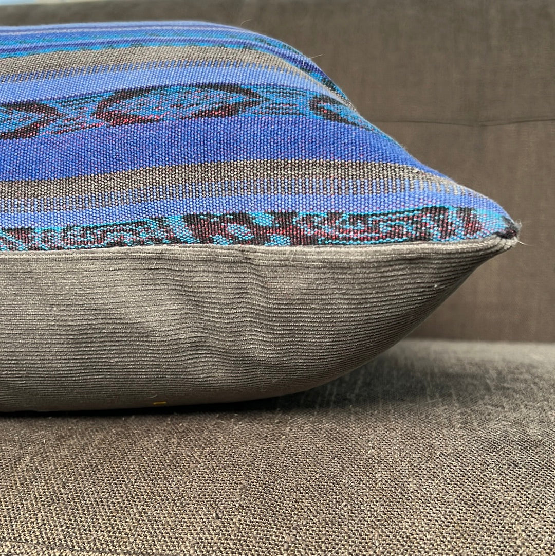 Corte Pillow - Intertwined