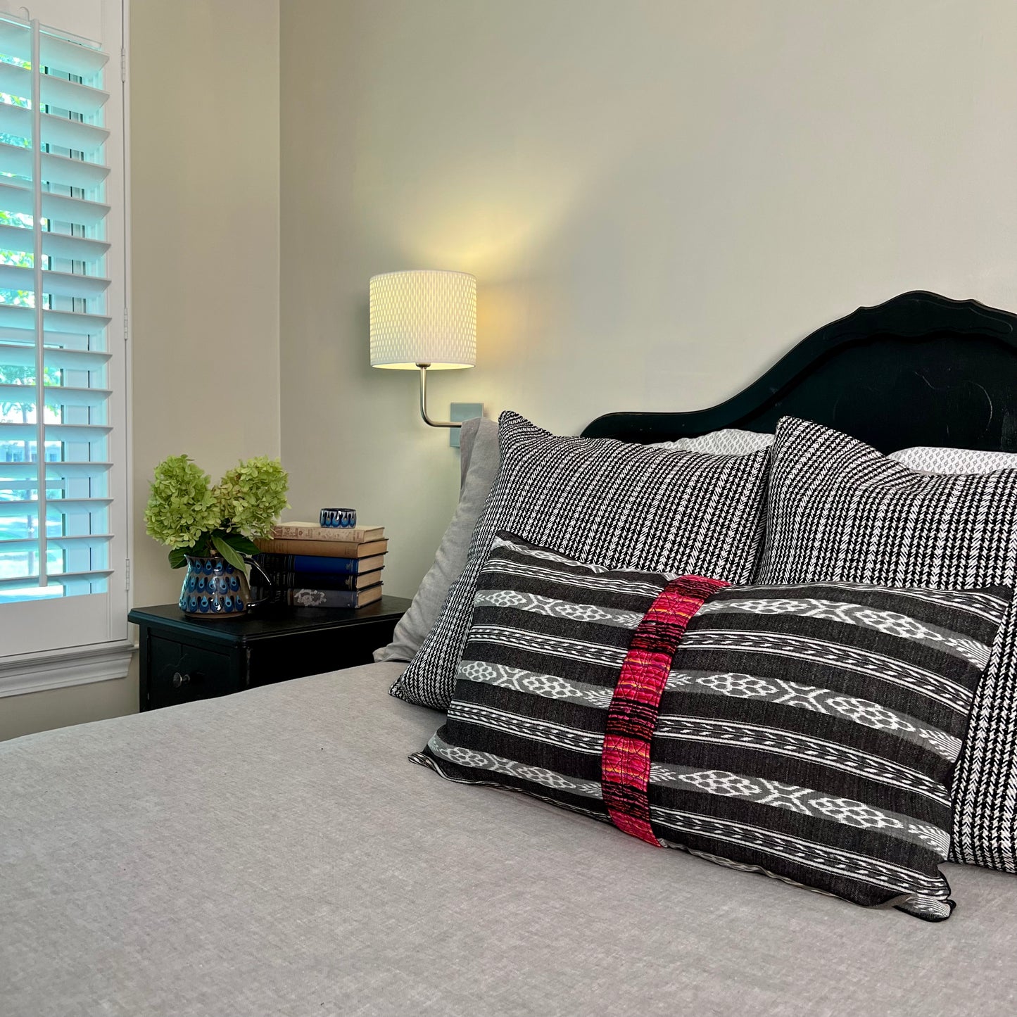 Corte Pillow - Intertwined