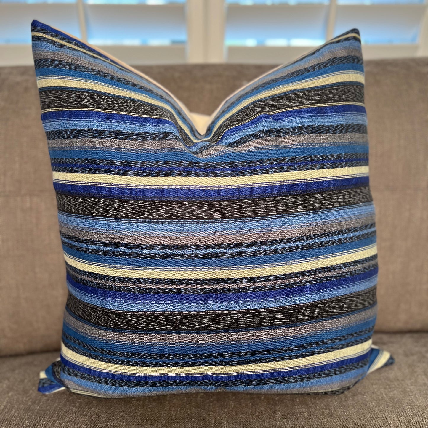 Corte Pillow - Intertwined