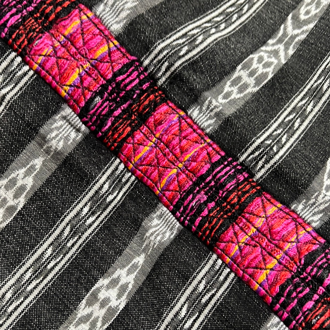 Corte Pillow - Intertwined