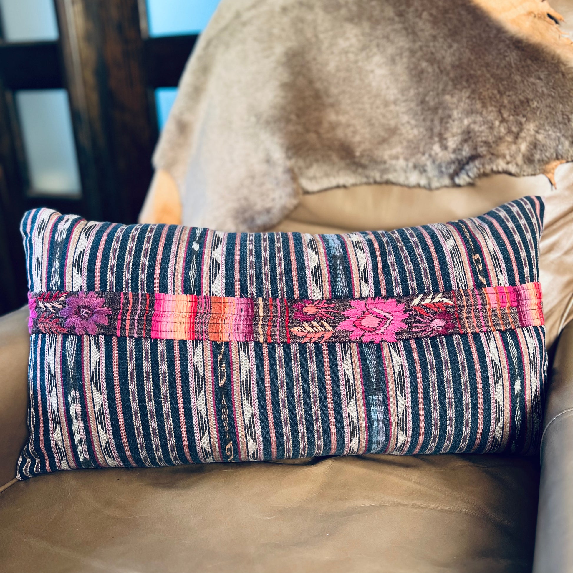 Flower stripe pillow - Intertwined