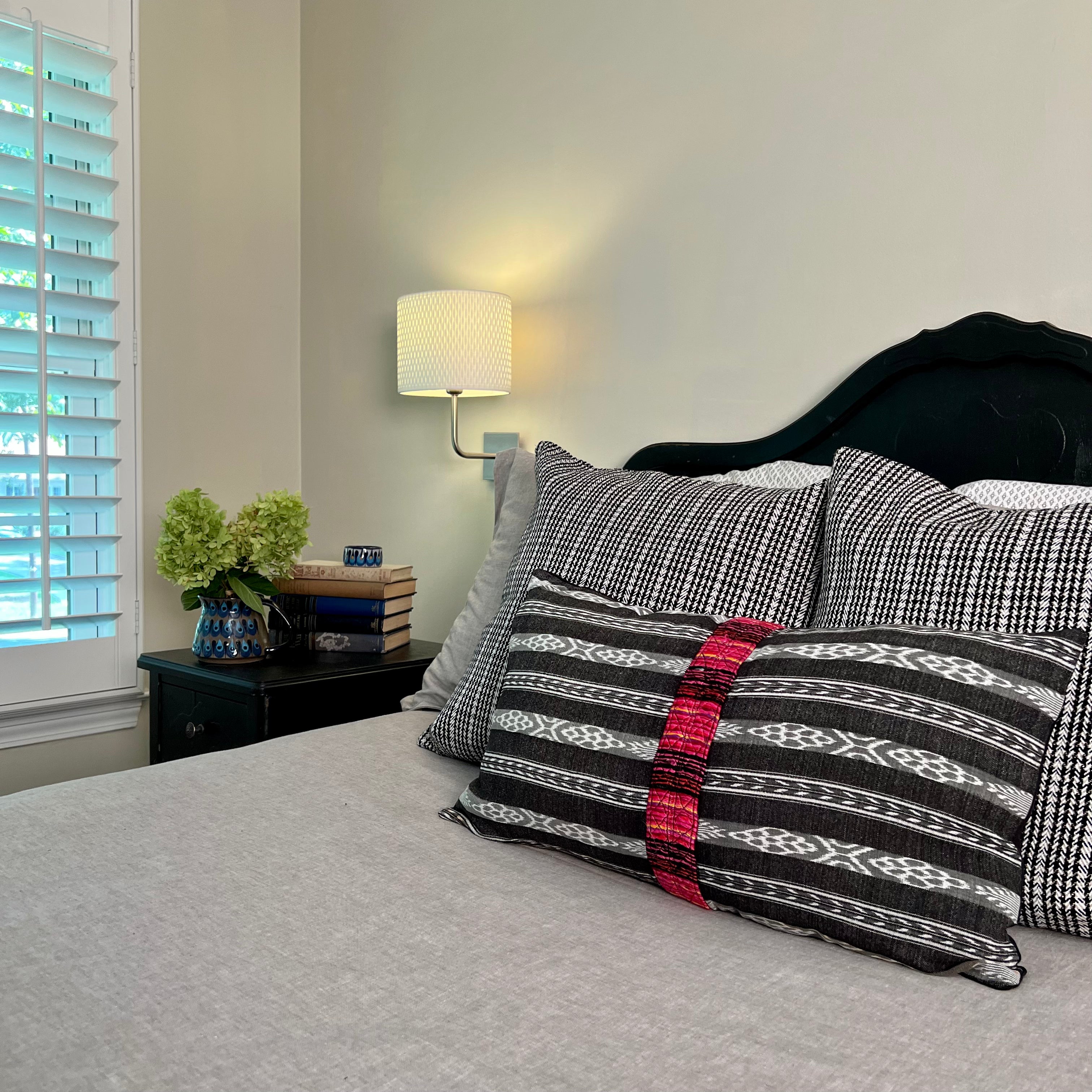 Corte Pillow - Intertwined